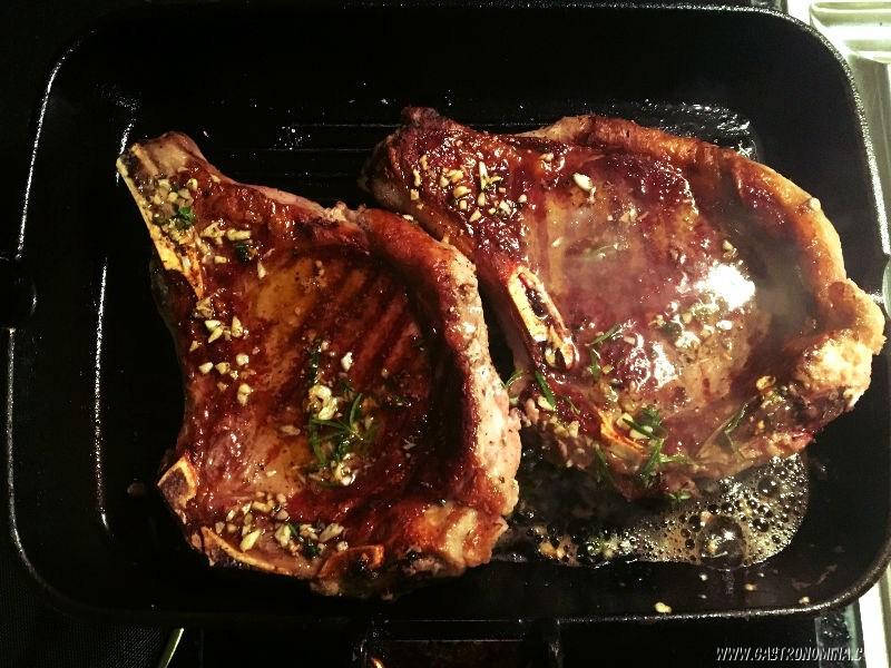 Chuletas con mantequilla ajo y hierbas