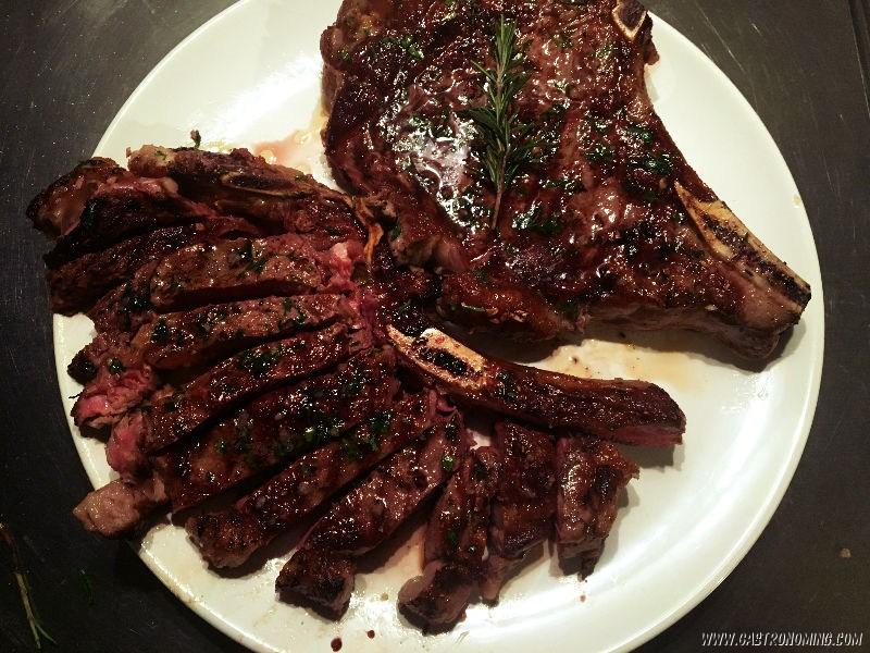 Chuletas con mantequilla ajo y hierbas