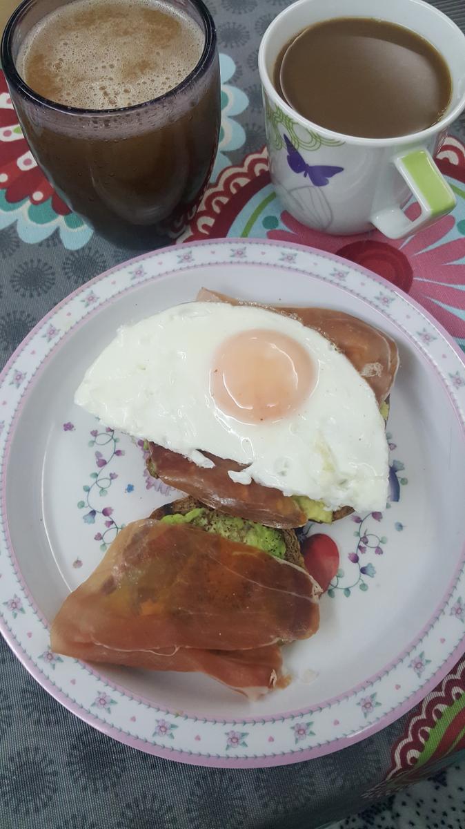tostadas aguacate, serrano y huevo