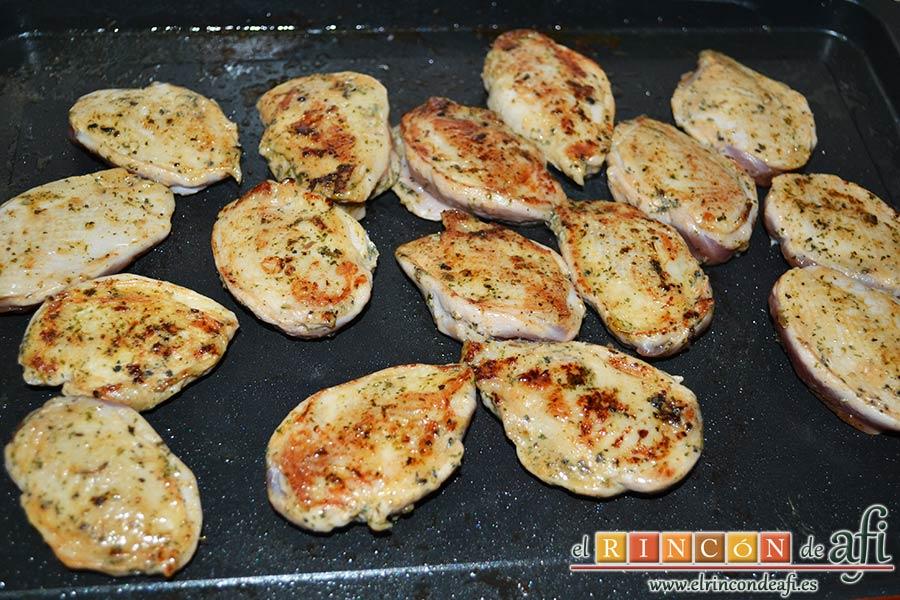 Pechugas de codorniz a la provenzal con setas, hacerlas por ambos lados y servir