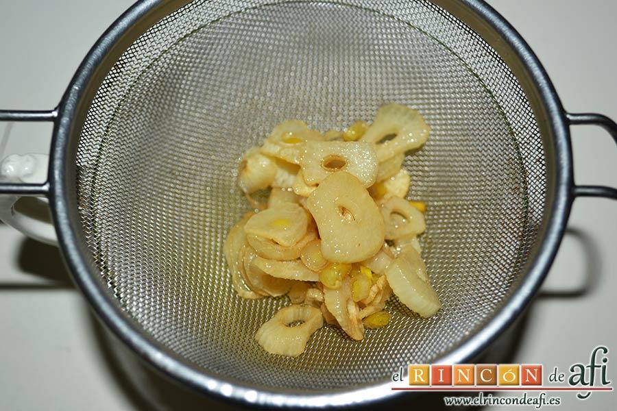 Pechugas de codorniz a la provenzal con setas, confitar los ajos sin dejar que se quemen y escurrirlos