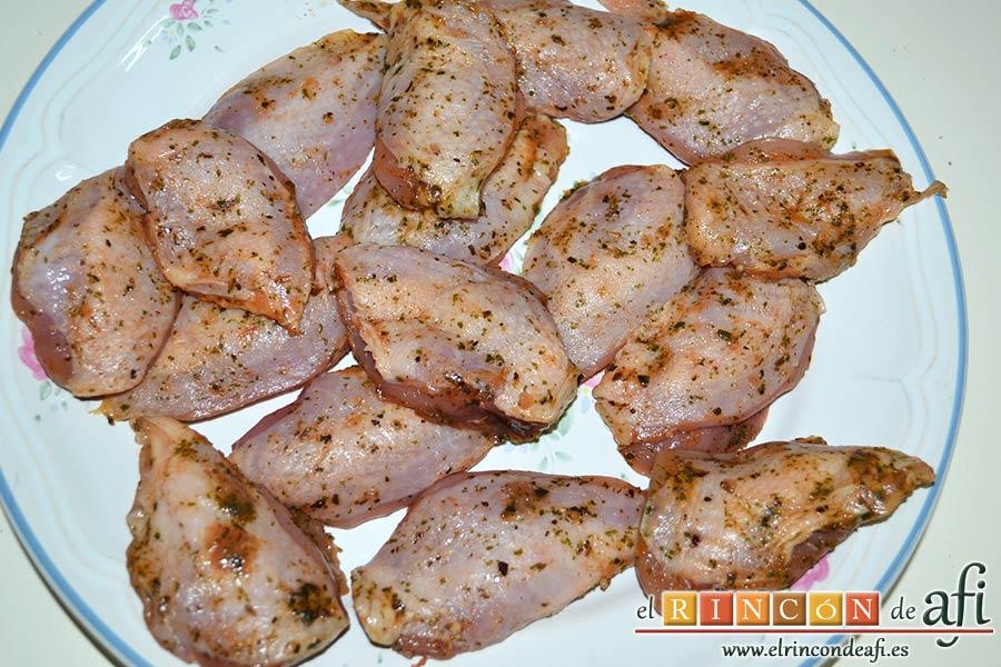 Pechugas de codorniz a la provenzal con setas, poner a macerar las pechugas en una mezcla de hierbas provenzales y aceite