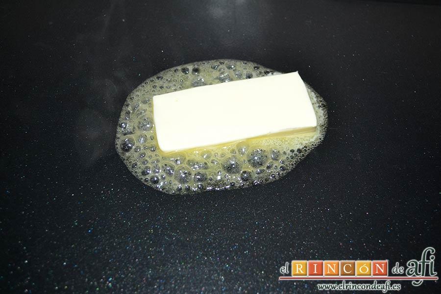 Pechugas de codorniz a la provenzal con setas, derretir mantequilla en una plancha