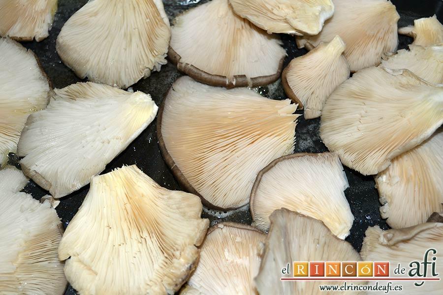 Pechugas de codorniz a la provenzal con setas, poner las setas en la plancha