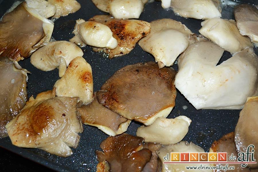 Pechugas de codorniz a la provenzal con setas, dorar por ambas caras