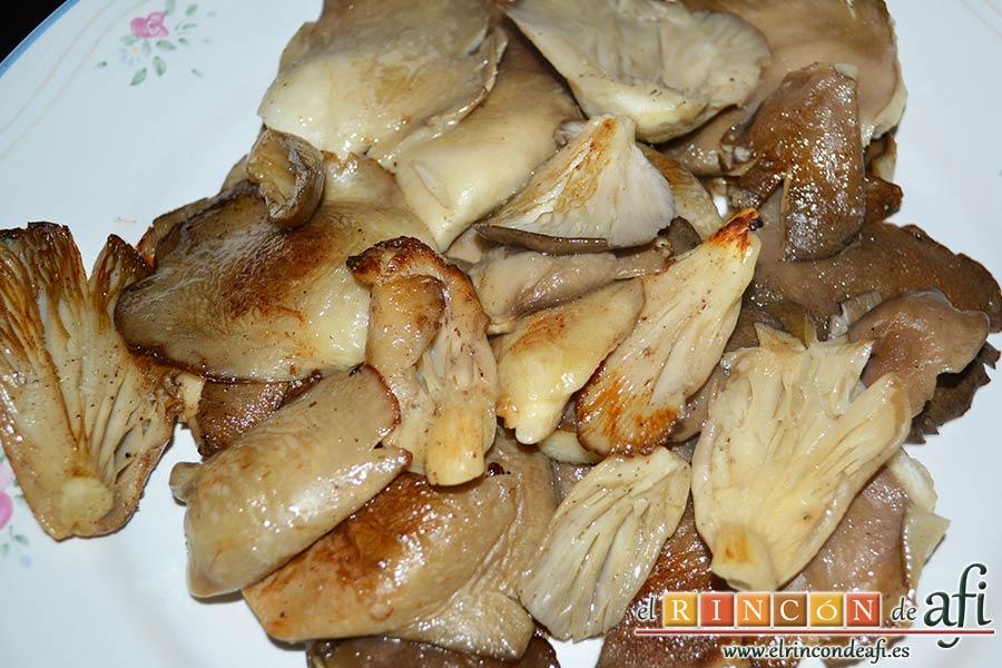 Pechugas de codorniz a la provenzal con setas, rociarlas con el jugo de medio limón y reservar