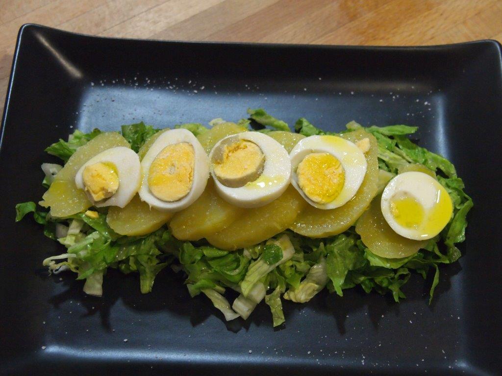 Ensalada de espárragos blancos con mojo verde