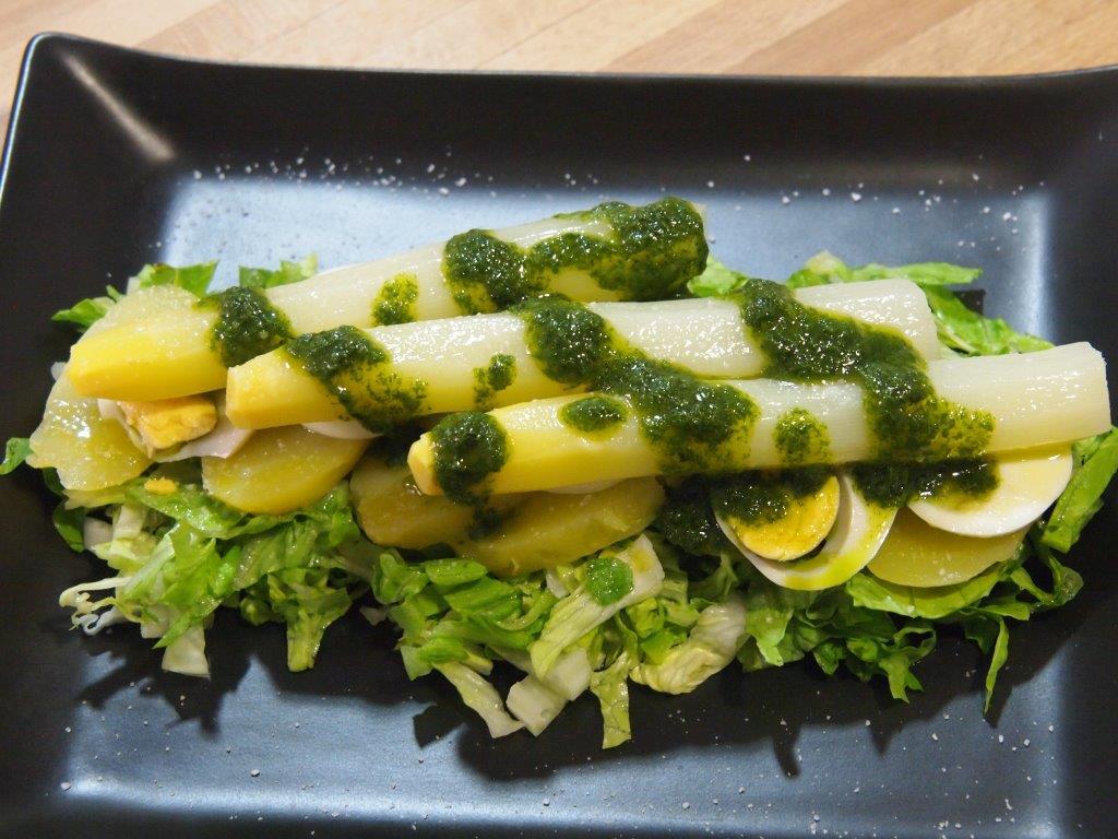 Ensalada de espárragos blancos con mojo verde
