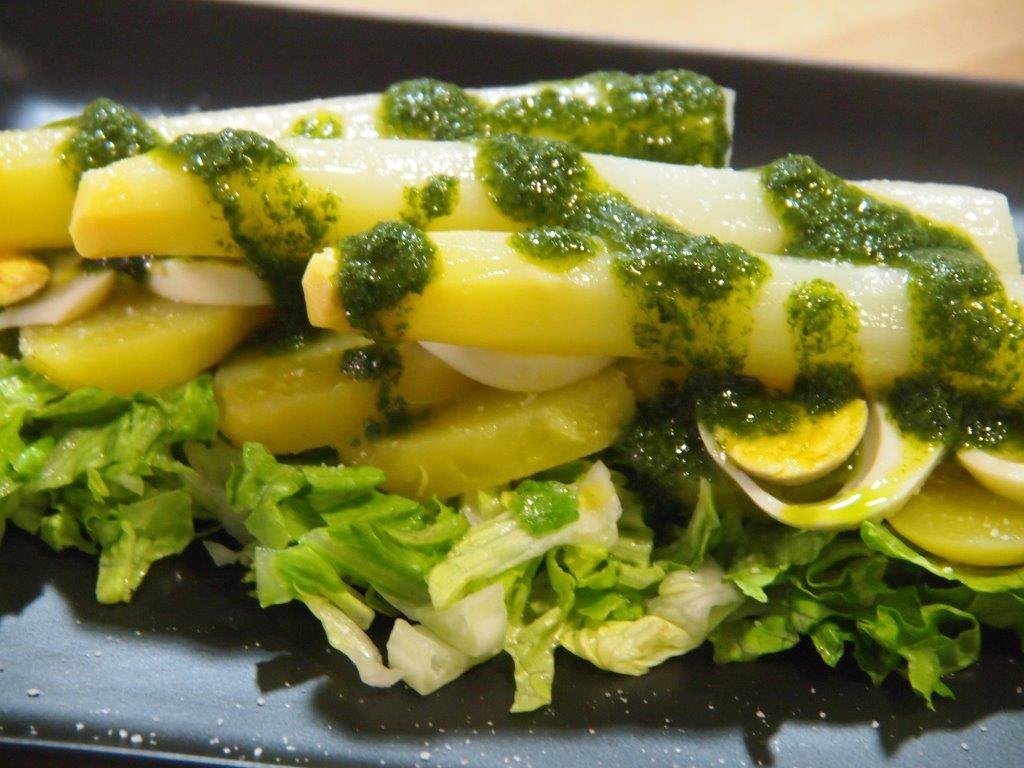 Ensalada de espárragos blancos con mojo verde