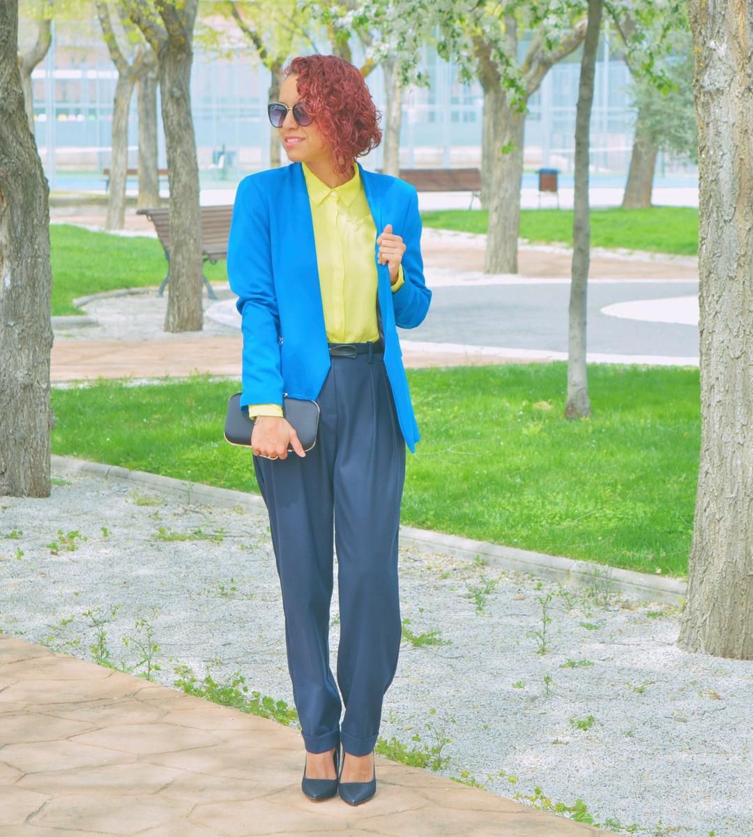 Look con blazer azul