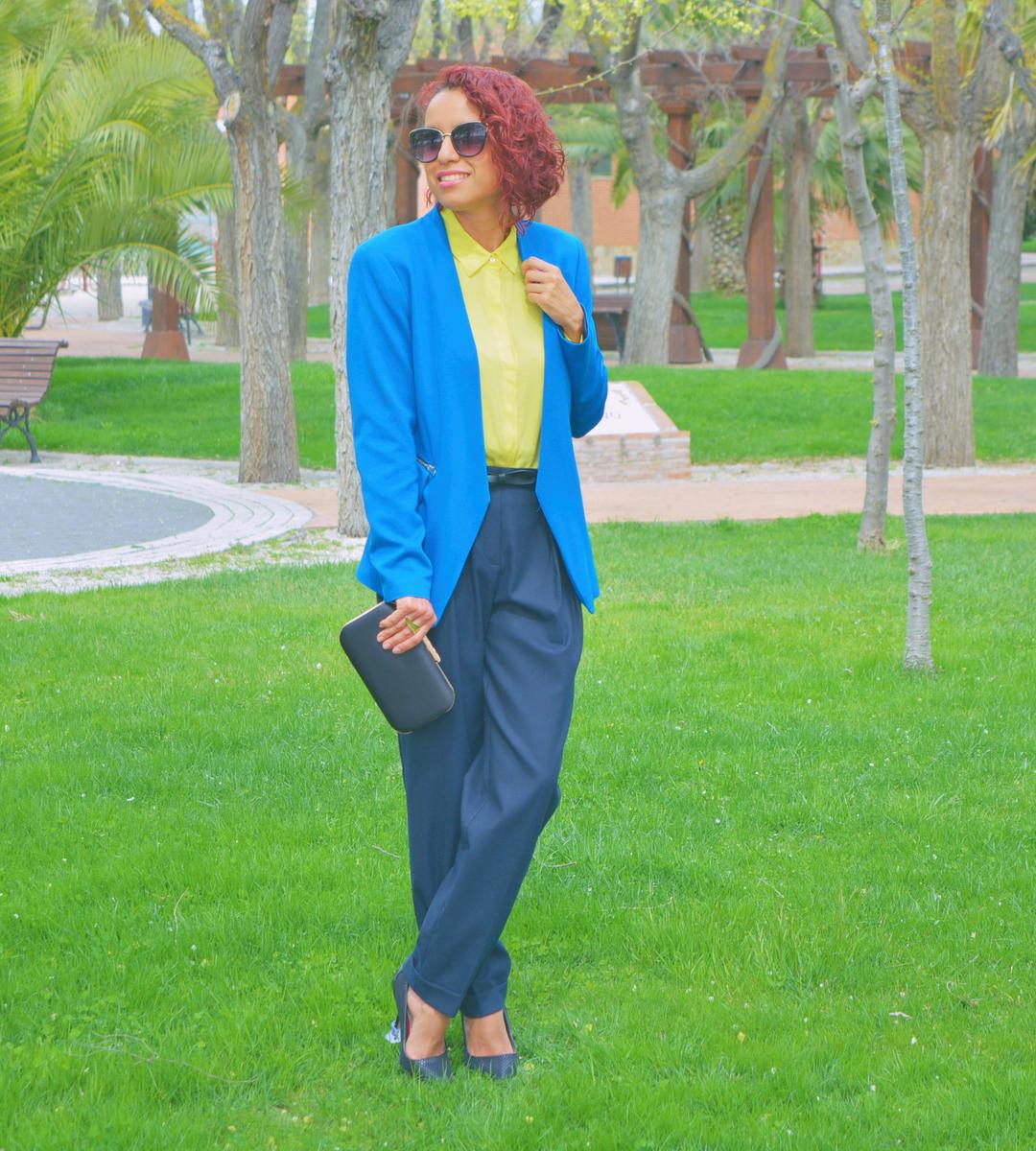 Look con colores azules