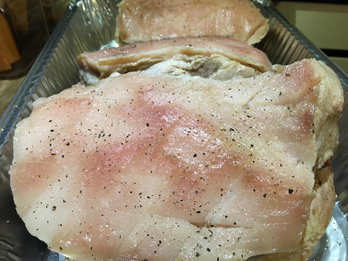 Paleta de cerdo pochada sin cuero, lista para el horno