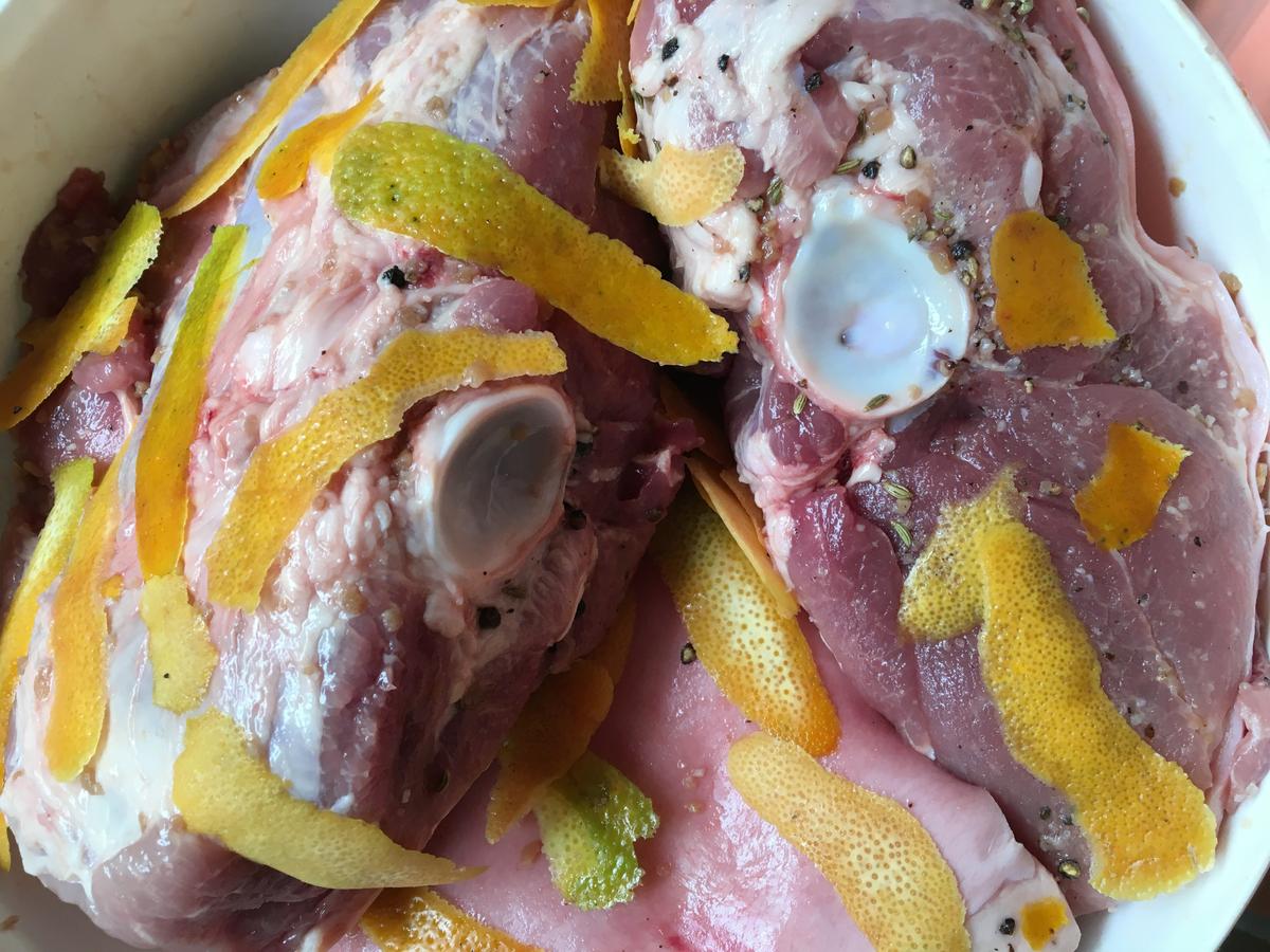 Paleta de cerdo marinada en jugo de naranja, ralladura y otros condimentos