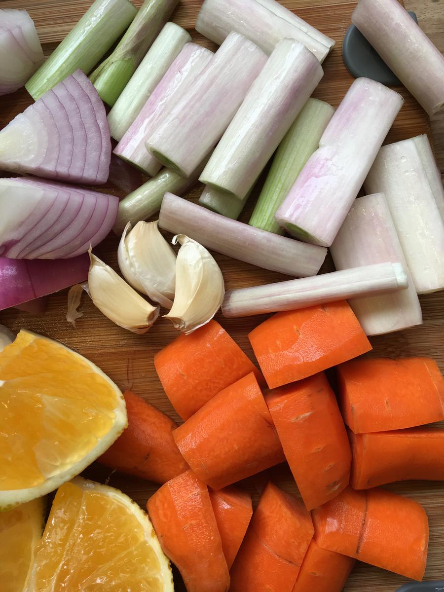 Verduras y naranja para pochar la paleta de cerdo