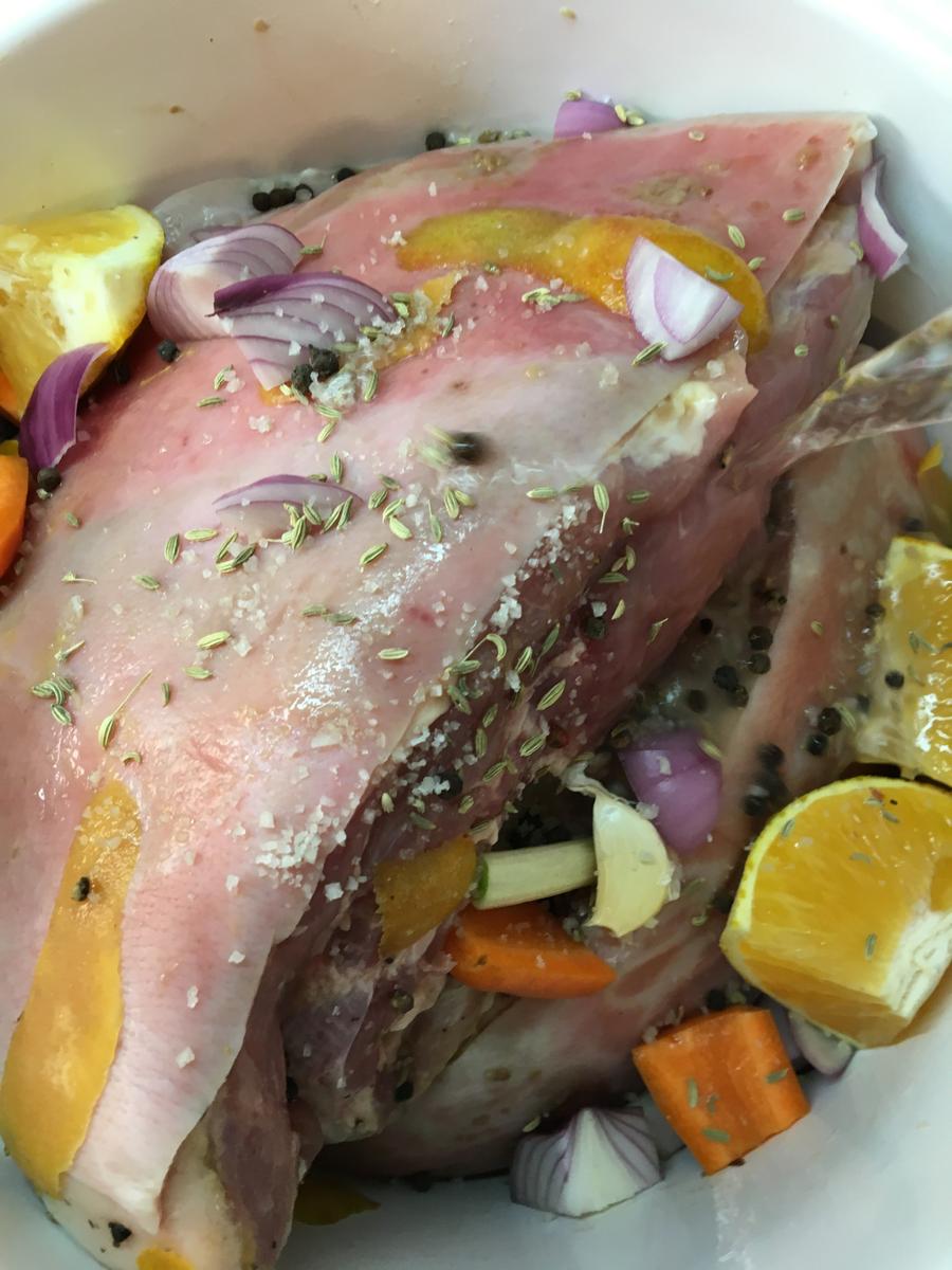 Organizar la paleta de cerdo en una olla grande con las verduras y condimentos