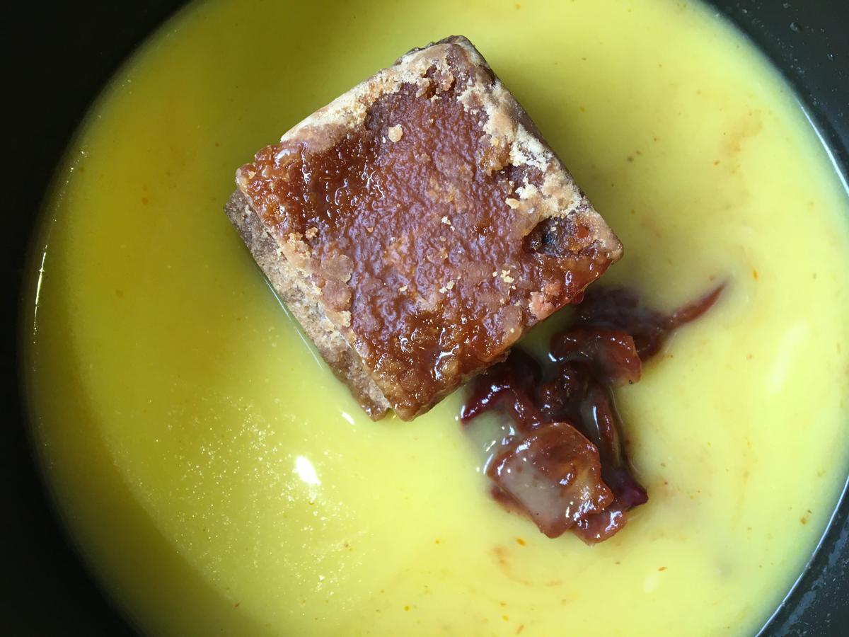 En una olla salsera, jugo de naranja con piloncillo o panela
