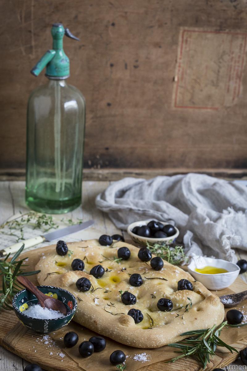 Coca de hierbas y aceitunas frontal