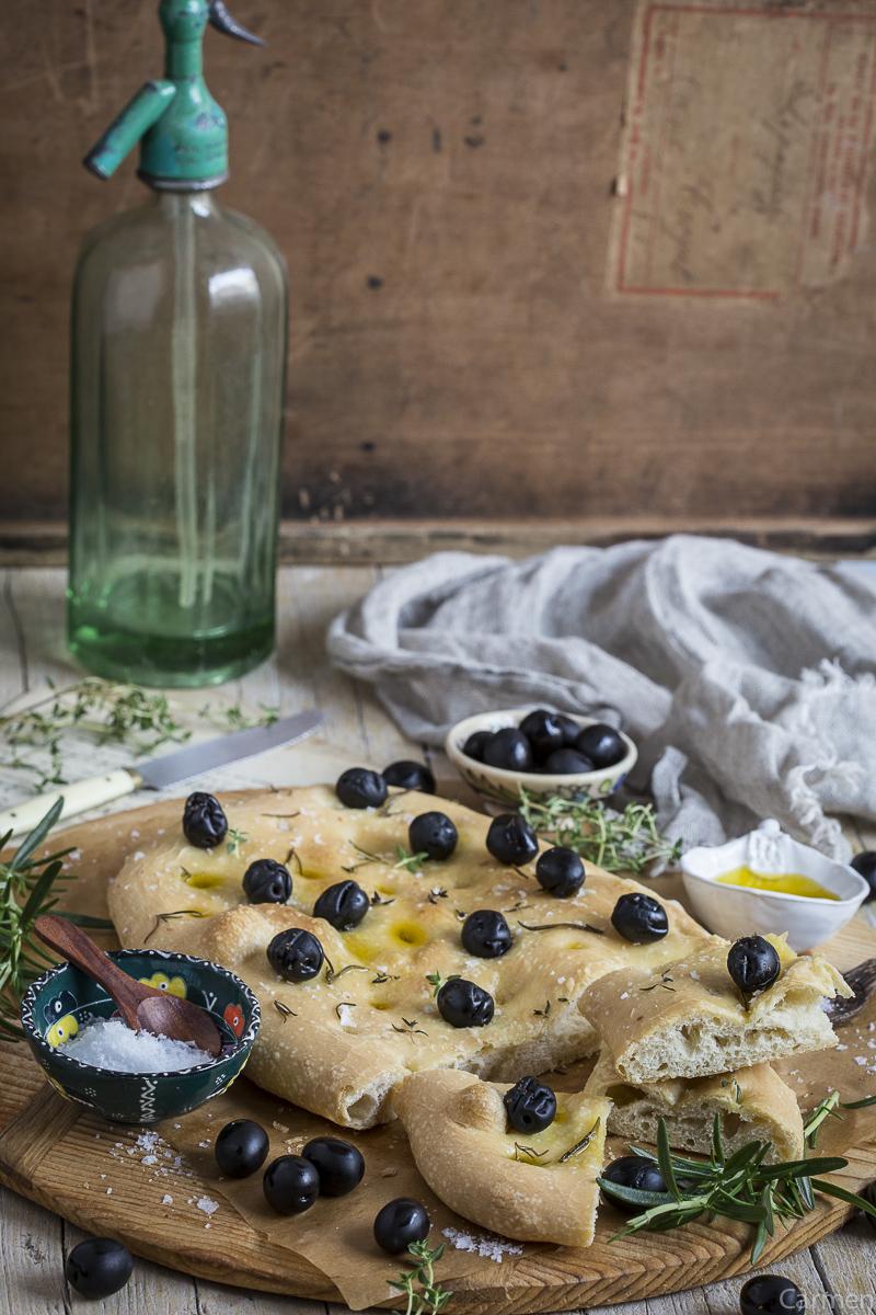 Coca de hierbas y aceitunas frontal partida 2