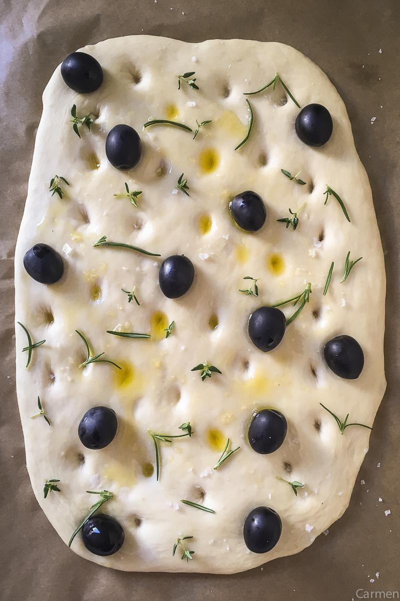 Coca de hierbas y aceitunas cruda