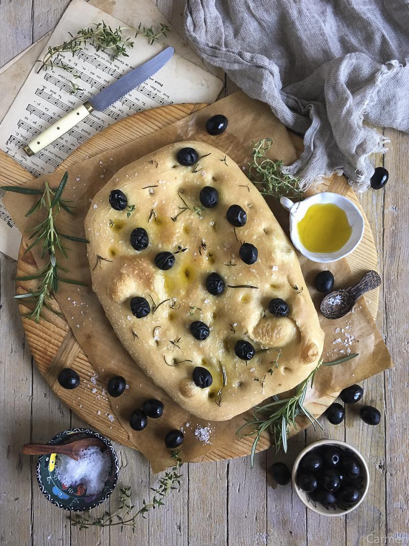 Coca de hierbas y aceitunas cenital