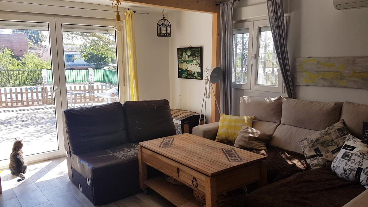 decoracion eclectica- espacio de sofás con mesa elevable