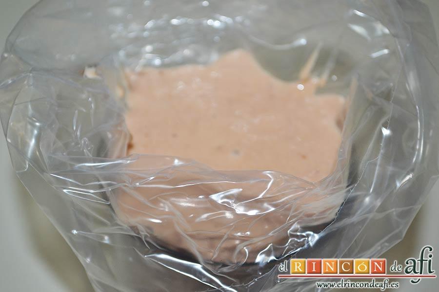 Bocados de yogur y fresa, llenar una manga pastelera con la mezcla