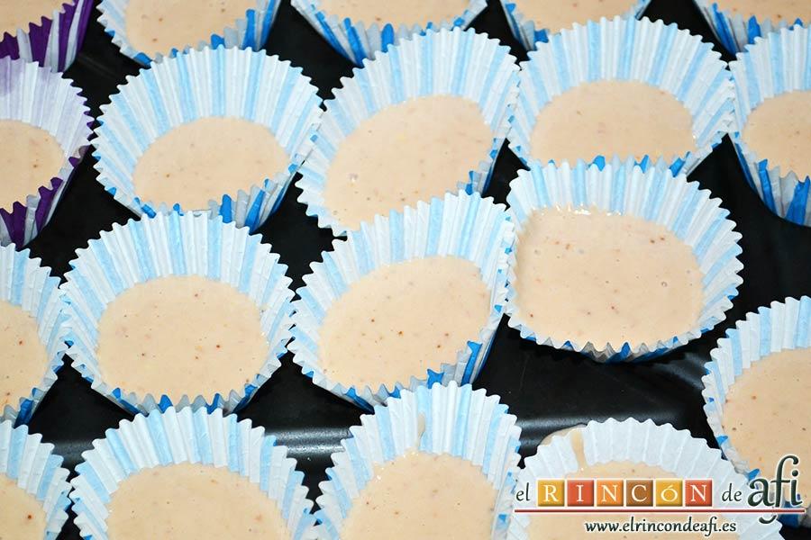 Bocados de yogur y fresa, rellenar las cápsulas de magdalenas con la mezcla más o menos hasta la mitad cada cápsula