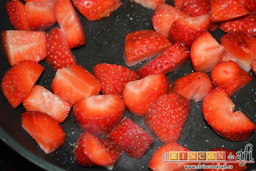 Bocados de yogur y fresa, saltear las fresas lavadas y troceadas