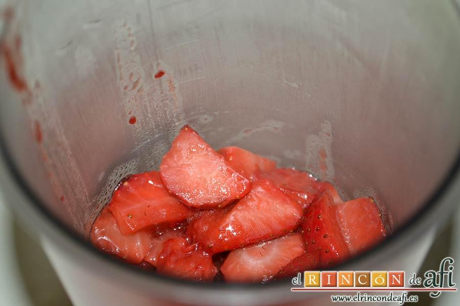 Bocados de yogur y fresa, colocarlas en un vaso triturador