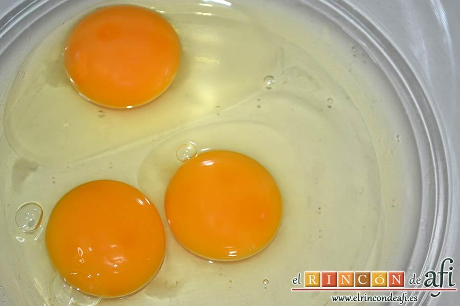 Bocados de yogur y fresa, en un bol echar los huevos