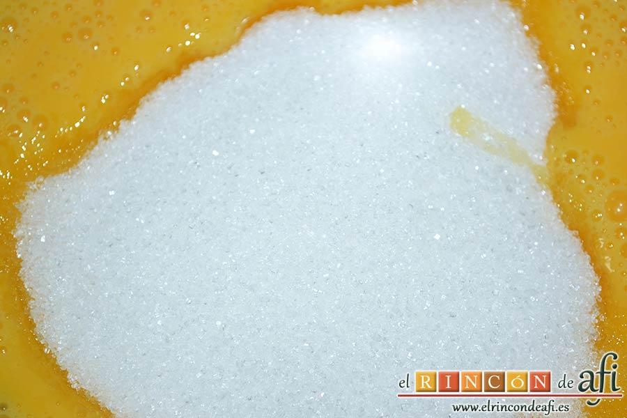 Bocados de yogur y fresa, batir y añadir el azúcar