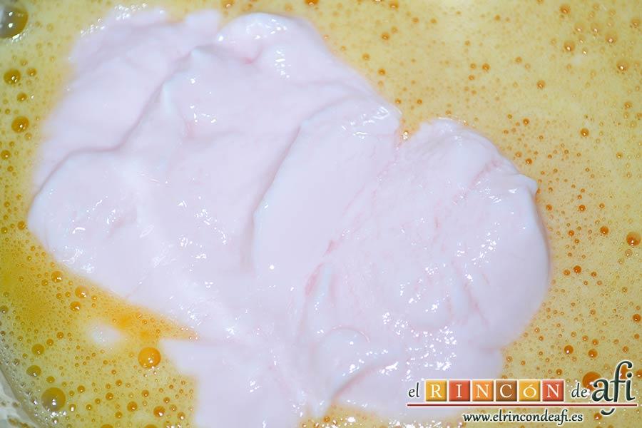 Bocados de yogur y fresa, seguimos batiendo y añadimos el yogur