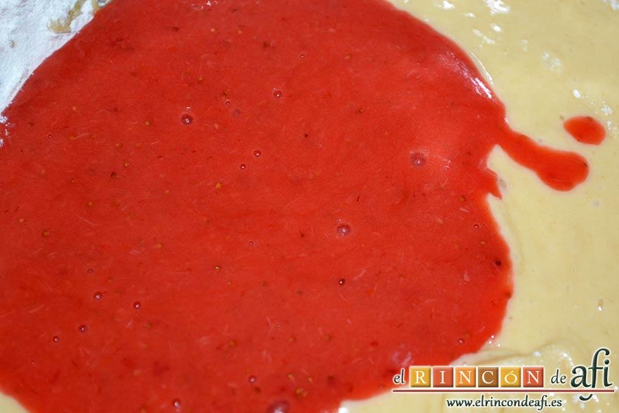 Bocados de yogur y fresa, añadir el puré de fresas