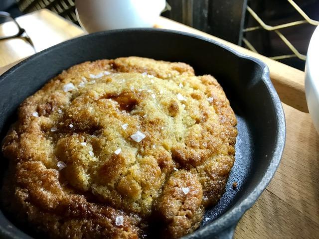 Cookie con helado de Vainilla y salsa de Chocolate caliente