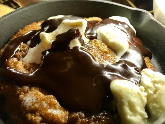Cookie con helado de Vainilla y salsa de Chocolate caliente