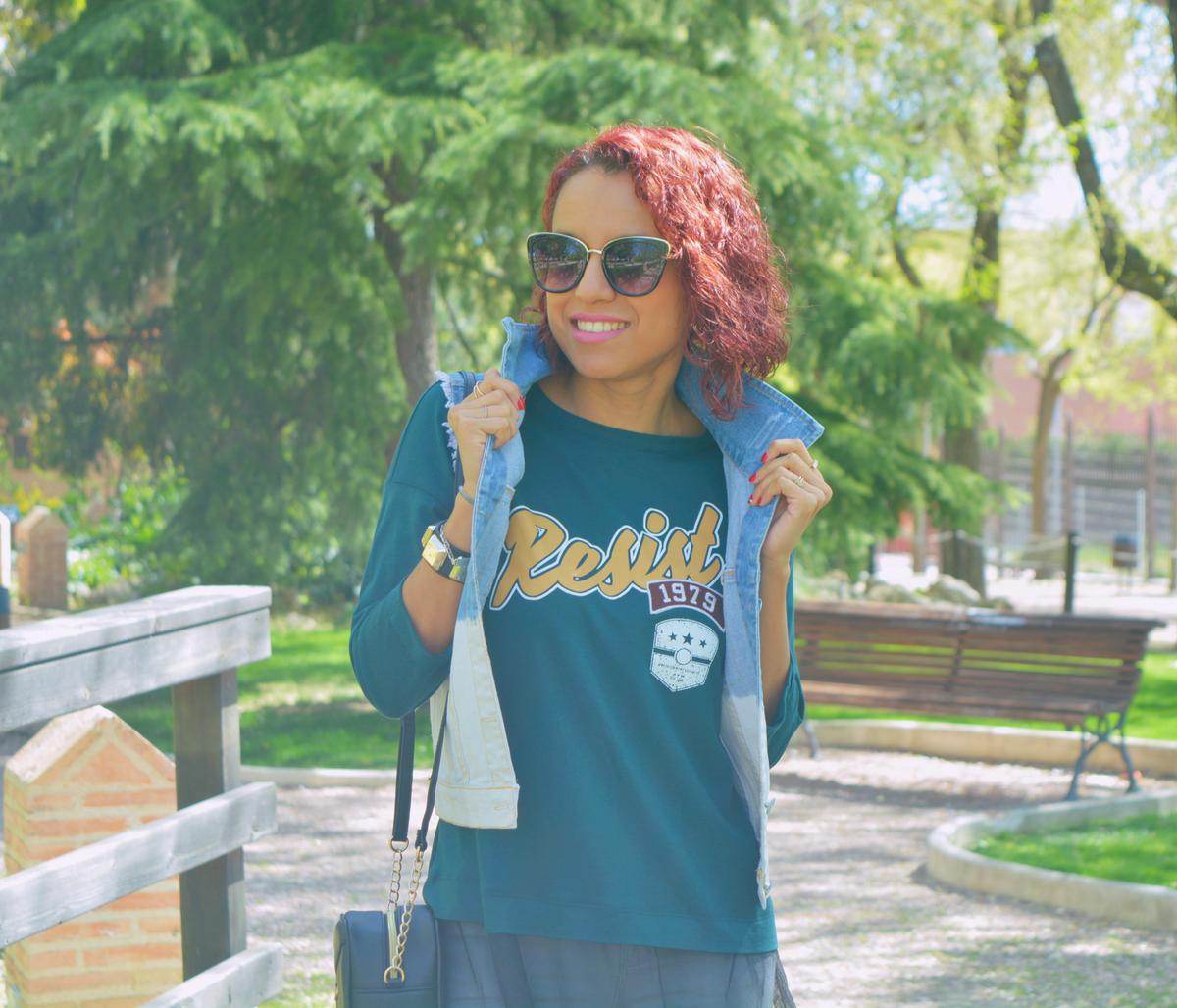 Outfit con camiseta y chaleco