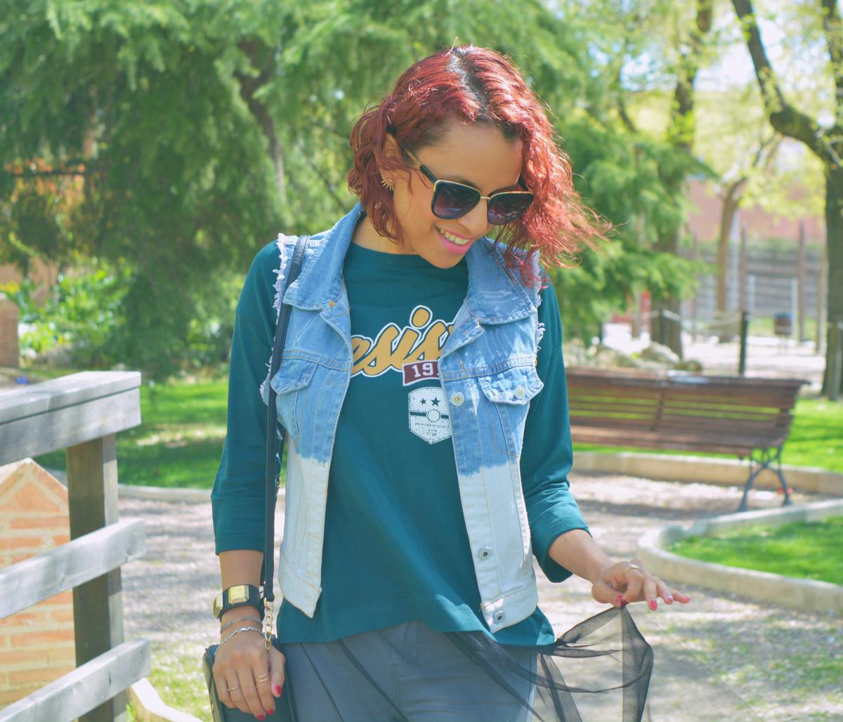 Outfit con camiseta con tul