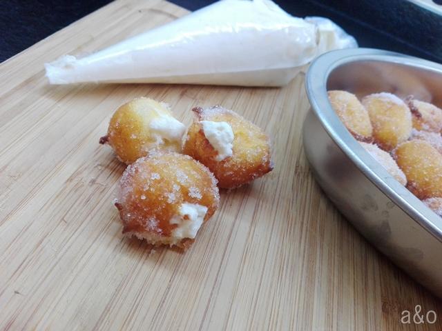 Rellenamos de nata (crema de leche) los buñuelos.