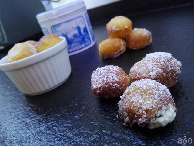 Buñuelos de viento rellenos de nata (crema de leche).