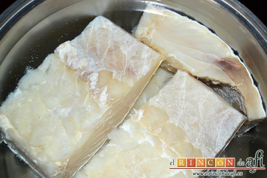 Pisto con bacalao y ajos tiernos, desalar los lomos de bacalao