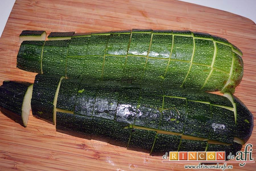 Pisto con bacalao y ajos tiernos, trocear el calabacín