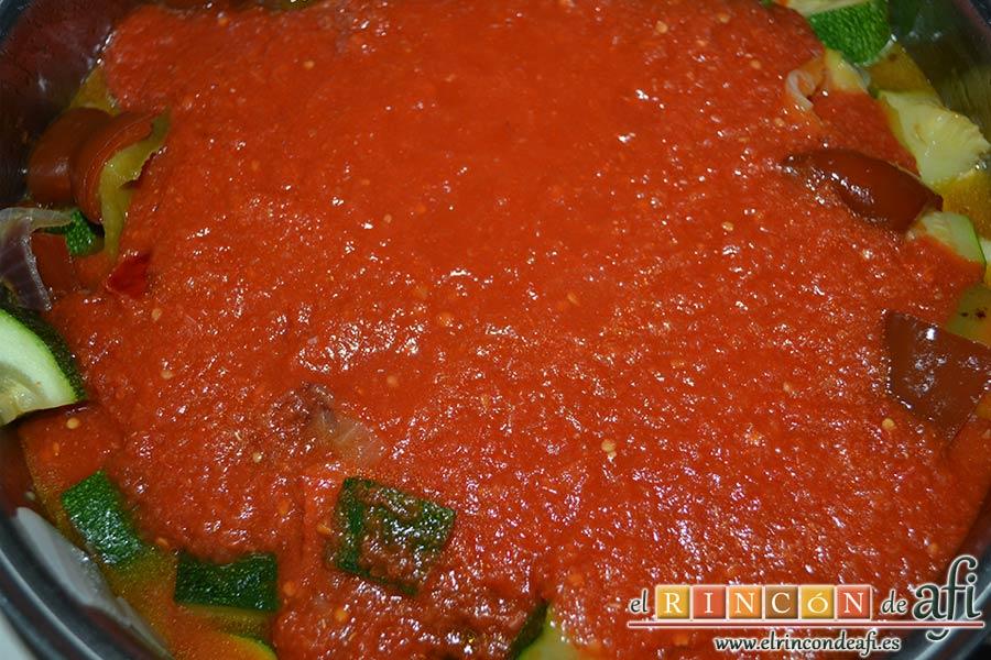 Pisto con bacalao y ajos tiernos, añadir la salsa al caldero con el sofrito