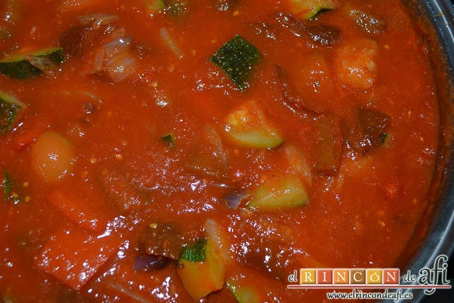 Pisto con bacalao y ajos tiernos, mezclar hasta integrar todos los ingredientes
