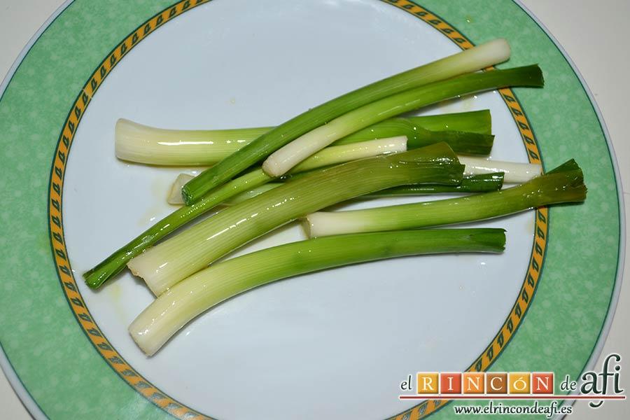 Pisto con bacalao y ajos tiernos, sacar de la sartén los ajetes tiernos