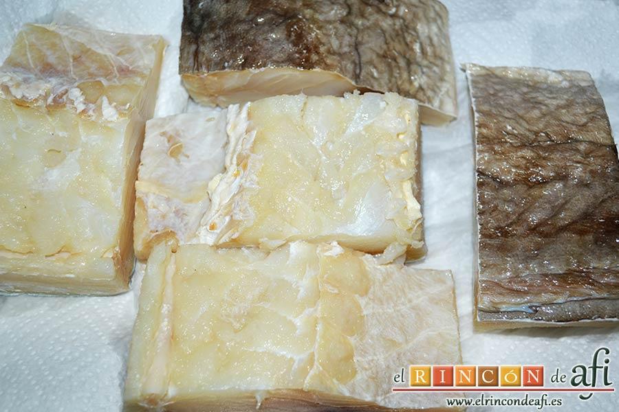 Pisto con bacalao y ajos tiernos, cuando se vayan a usar, escurrirles bien el agua con papel de cocina