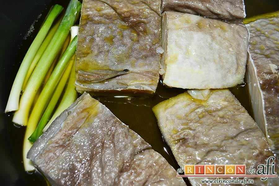 Pisto con bacalao y ajos tiernos, poner los ajos tiernos a confitar con el bacalao