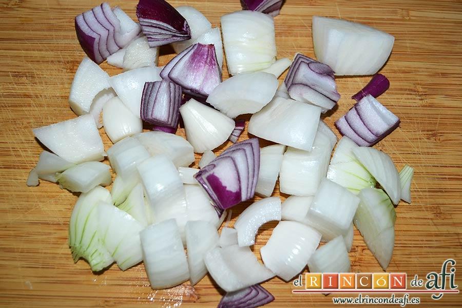 Pisto con bacalao y ajos tiernos, trocear la cebolla roja y la cebolleta