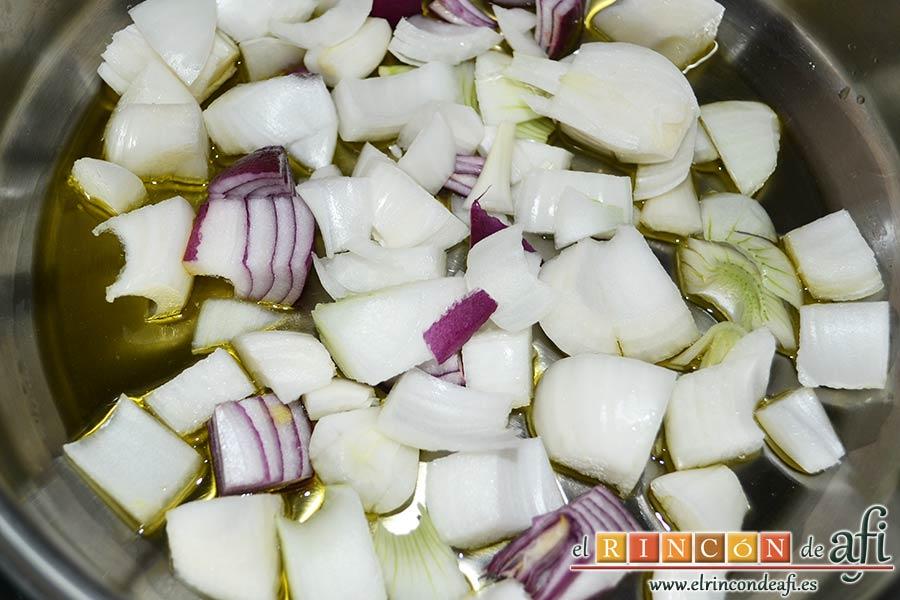 Pisto con bacalao y ajos tiernos, sofreír en un caldero con aceite de oliva