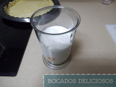 batimos leche junto con nata (crema de leche) y huevos