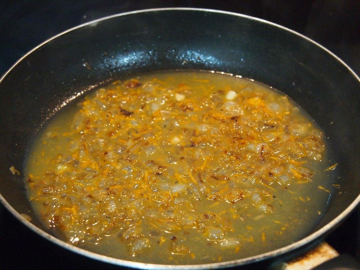 reduciendo marinada para el salmón a la naranja